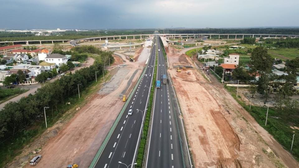 Việc thông xe Cao tốc Biên Hòa - Vũng Tàu cùng mạng lưới đường ven biển tạo động lực khổng lồ giúp hành lang du lịch Đông Nam bứt phá mạnh mẽ.